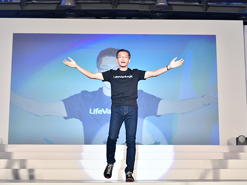 あいさつする塩川英一社長